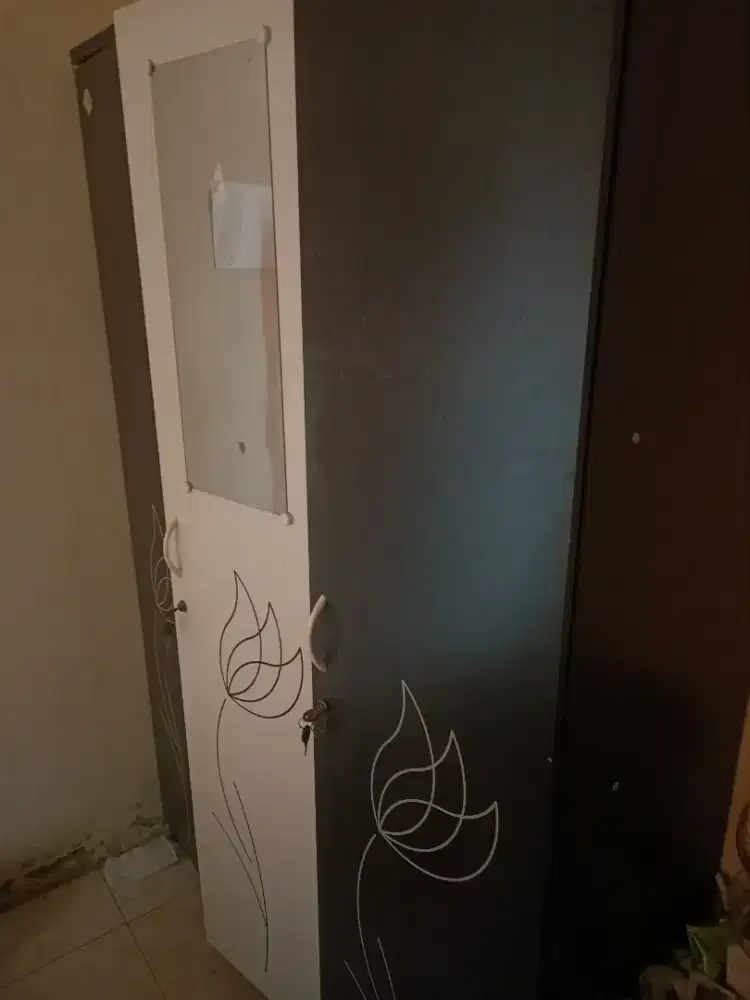 Lemari sebanyak 2 buah