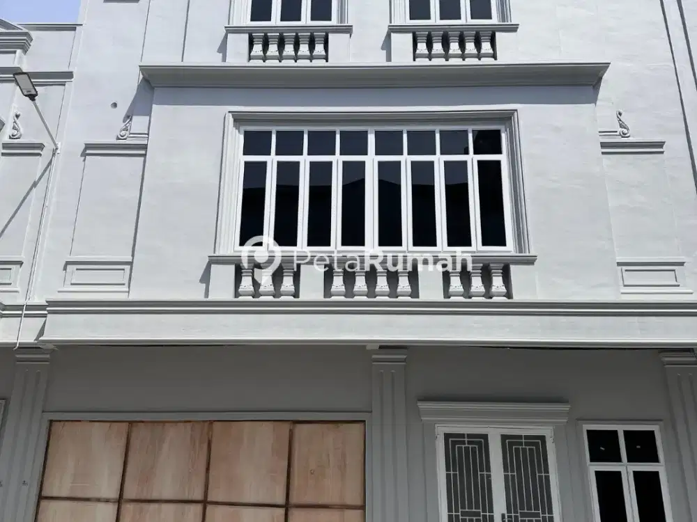 DIJUAL RUMAH JALAN MADIO SANTOSO KOMPLEK MADOS ROYAL SUITE (BENY)