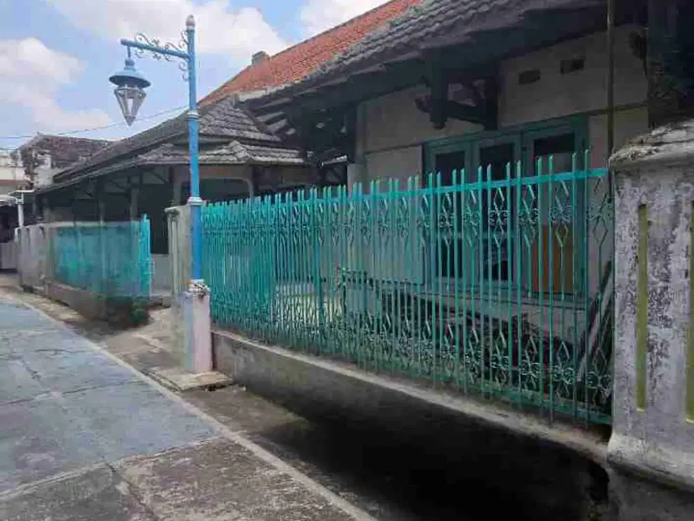 Rumah Lawasan Kayu Jati Antik Lokasi Dekat Jalan Raya, Tengah Kota Solo. Harga Hitung Tanah.