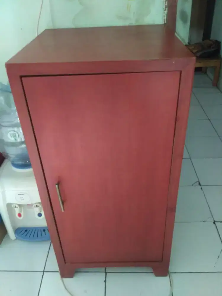 lemari sekat dan bangku bulat