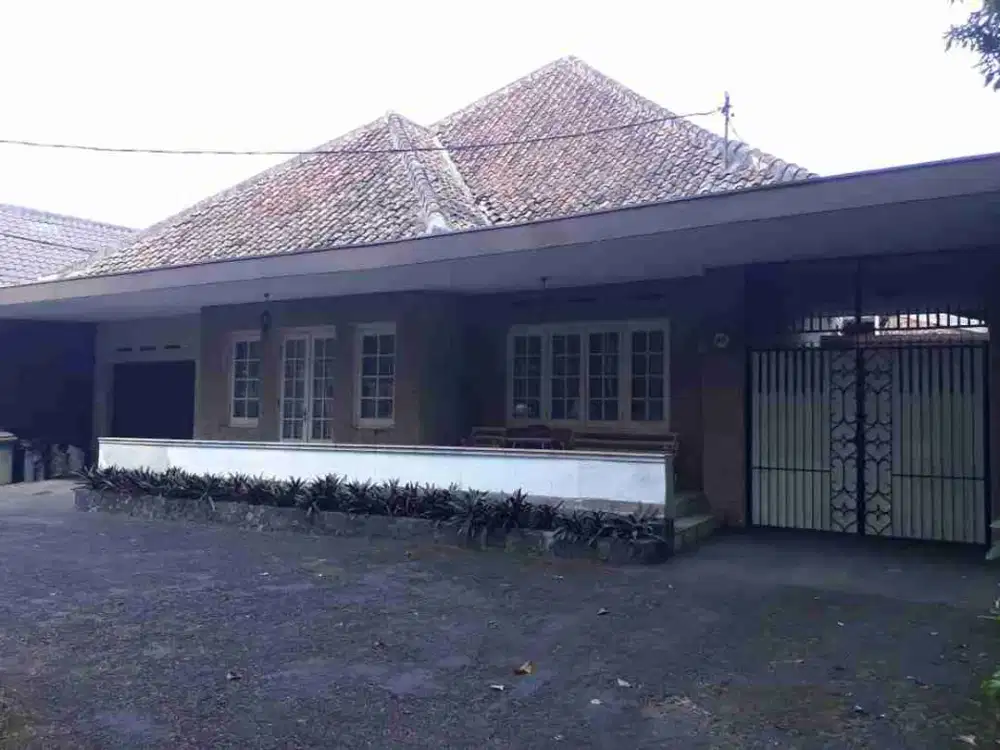 Rumah Belanda Sangat Terawat Lokasi Premium lebar 40 meter