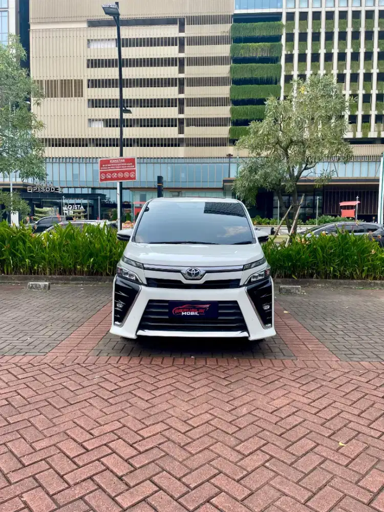 Toyota Voxy 2.0 AT 2018