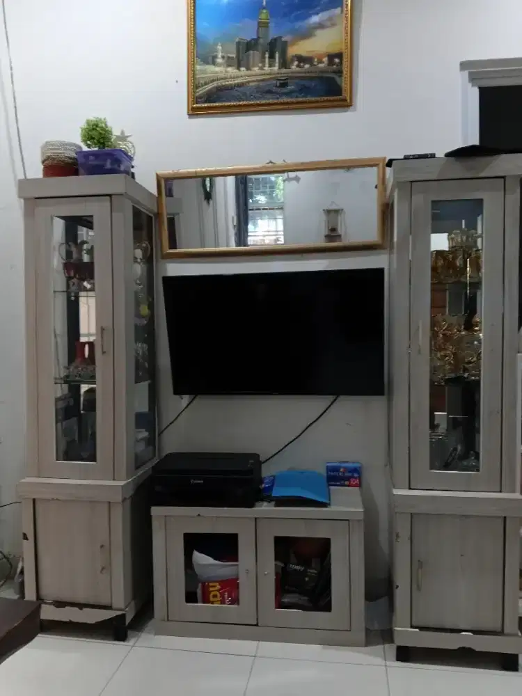 Lemari rak pajangan dan buku