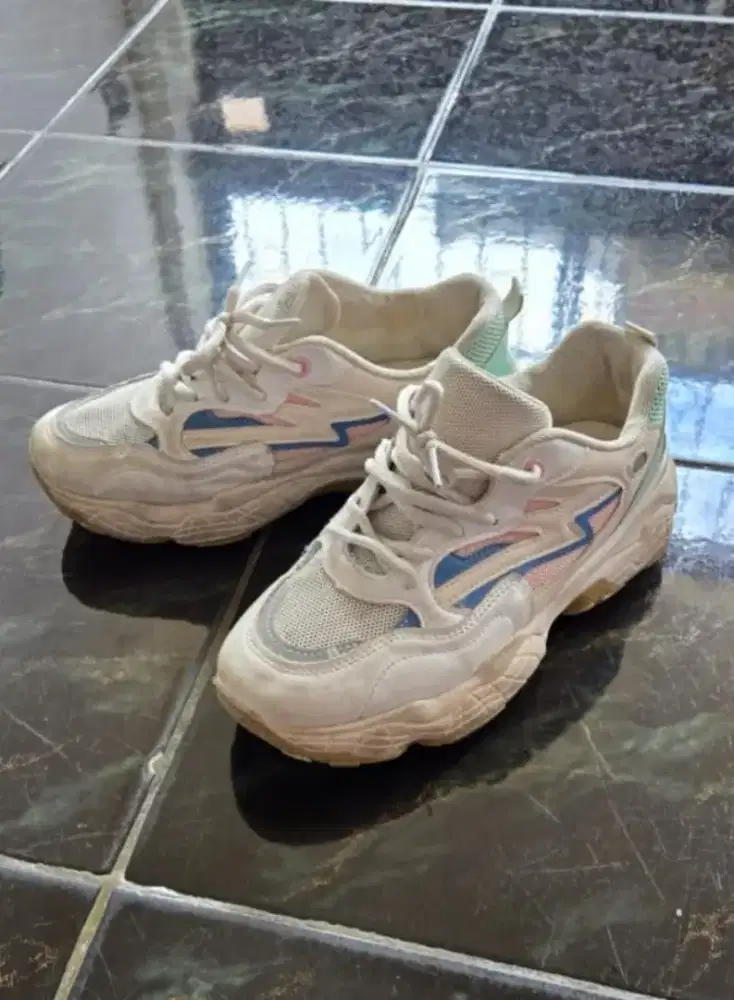 Sepatu kets dr Kevin