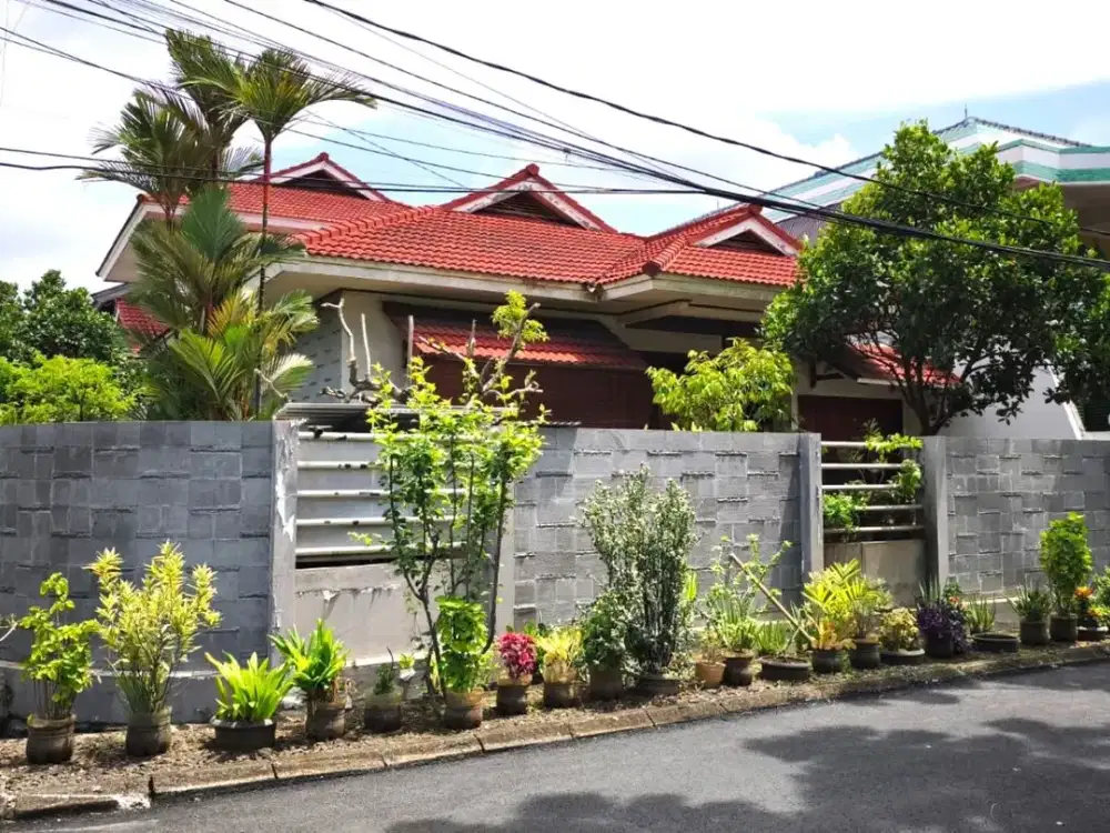 Rumah Megah Hoek Puri Indah 508m SHM Semi Furnish Kokoh Full Jati