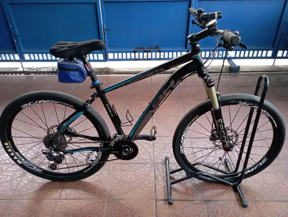 Sepeda MTB BH size M ban 26 frame ringan Fullset Deore
