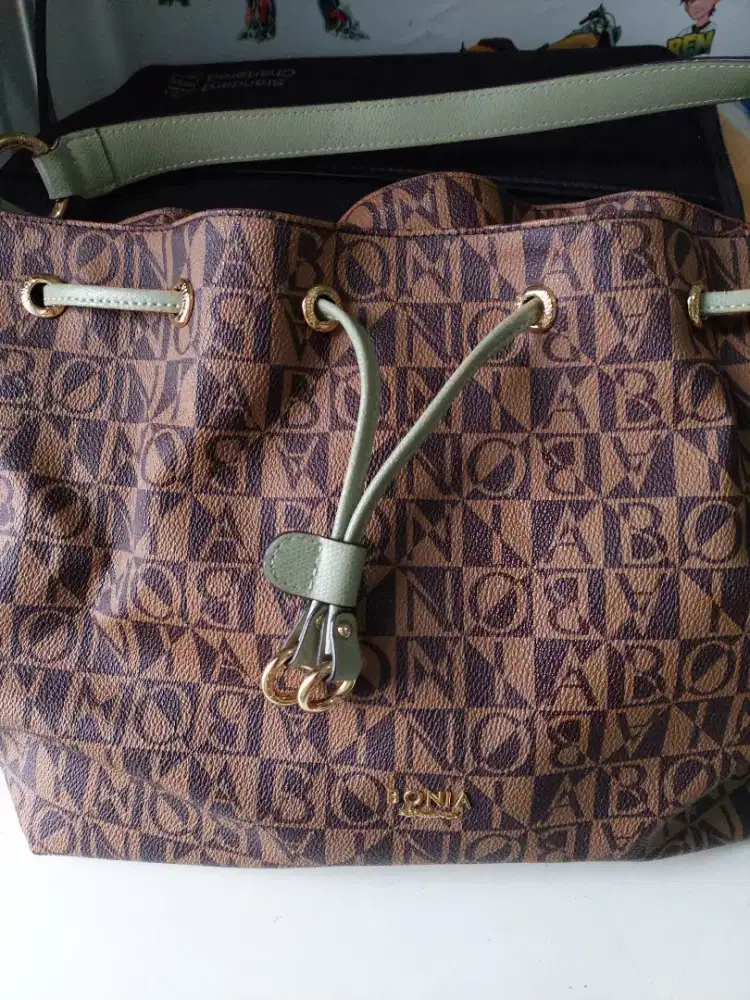 Tas serut merk Bonia