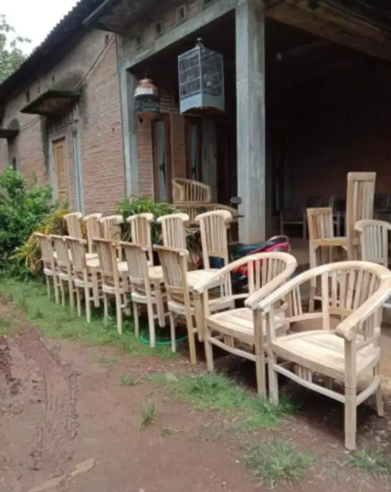 Kursi restoran bisa plitur