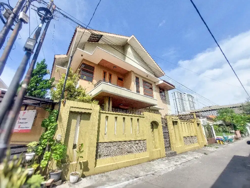 Rumah mewah 2lantai siap huni tengah kota solo di  banjarsari