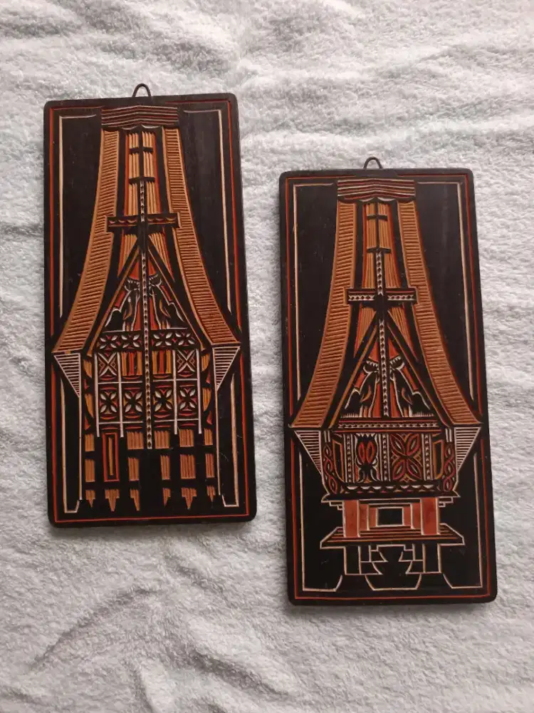 Sepasang hiasan dinding antik dari bahan kayu
