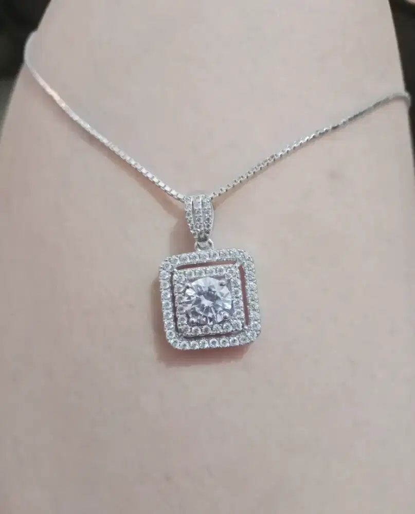 Kalung mata berkilau