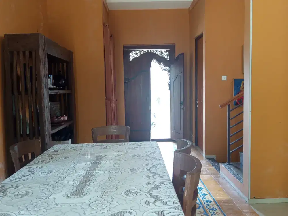 Rumah siap huni dengan halaman belakang luas di Dago