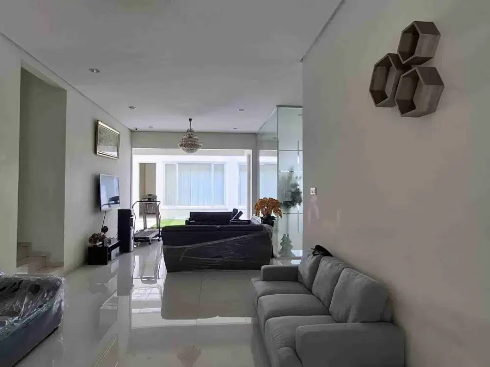 DIJUAL RUMAH MEWAH 2 LANTAI KAMAR TIDUR TUJUH DI BOULEVARD UTAMA!