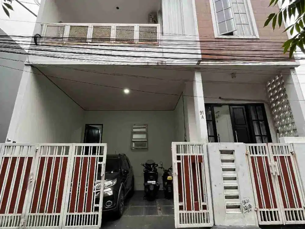 DIJUAL RUMAH 3 LANTAI DENGAN PRIVATE POOL & ROOFTOP Lokasi: Cipedak, Jagakarsa – Jakarta Selatan