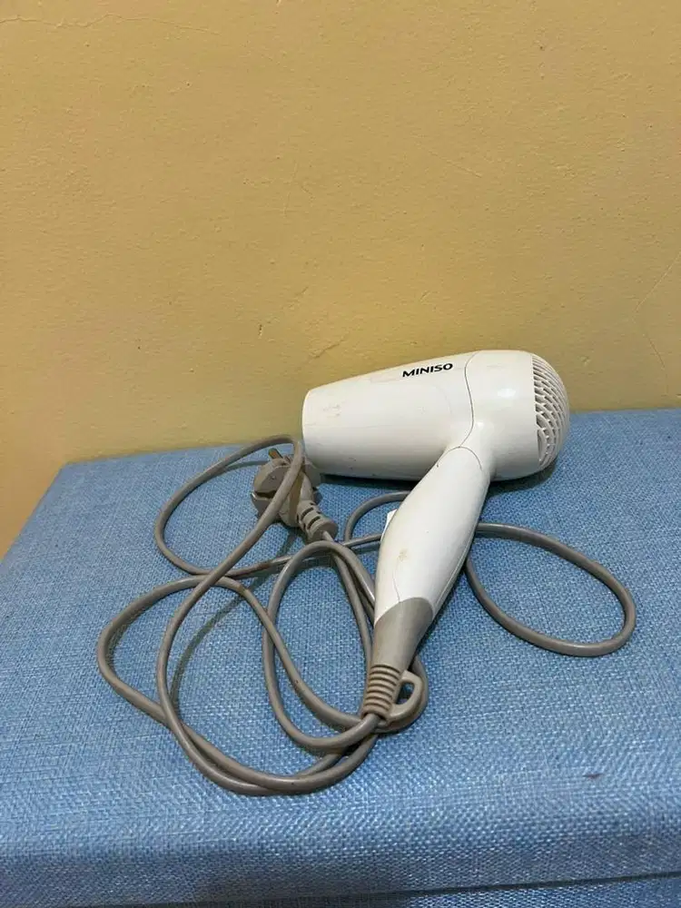 pengering rambut hair dryer miniso warna putih