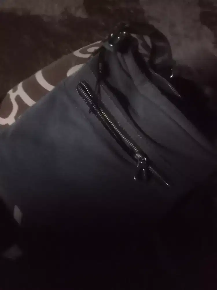 Tas slingbag ada 3 bagian dan di dlm ad jg