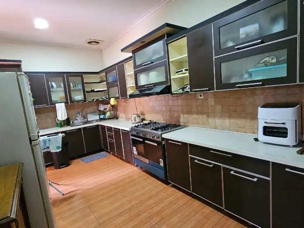 RUMAH SIAP HUNI DI CIPETE UTARA DEKAT MRT H. NAWI, SEMI FURNISHED + POOL + LAPANGAN