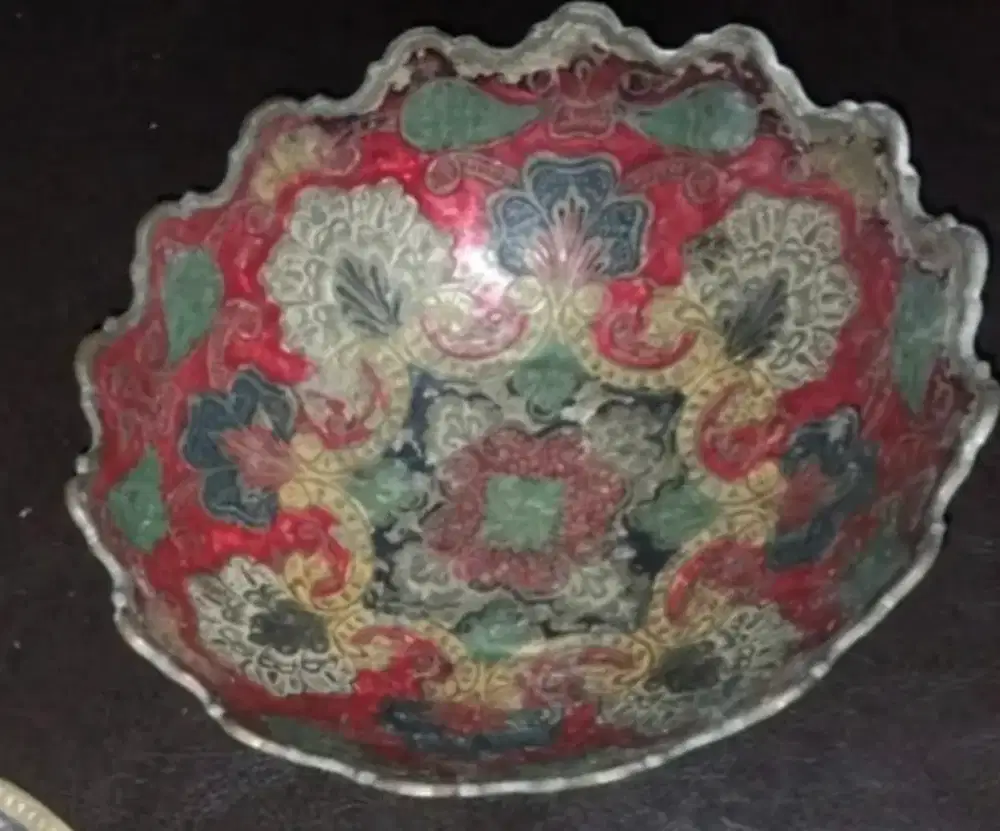 Mangkok dan hiasan dinding antik