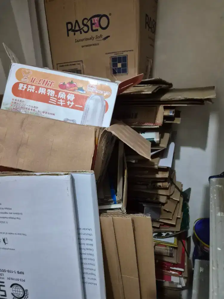 Kardus bekas dan botol bekas