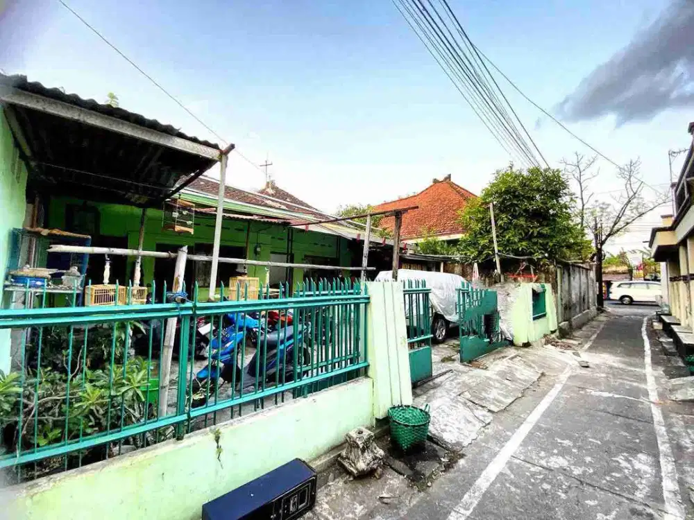 Rumah Second Klasik Hitung Tanah Luas Strategis di Surakarta