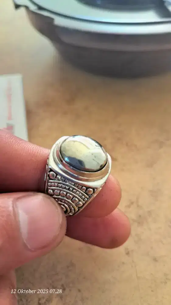 Batu cincin asli laborador cahaya emas