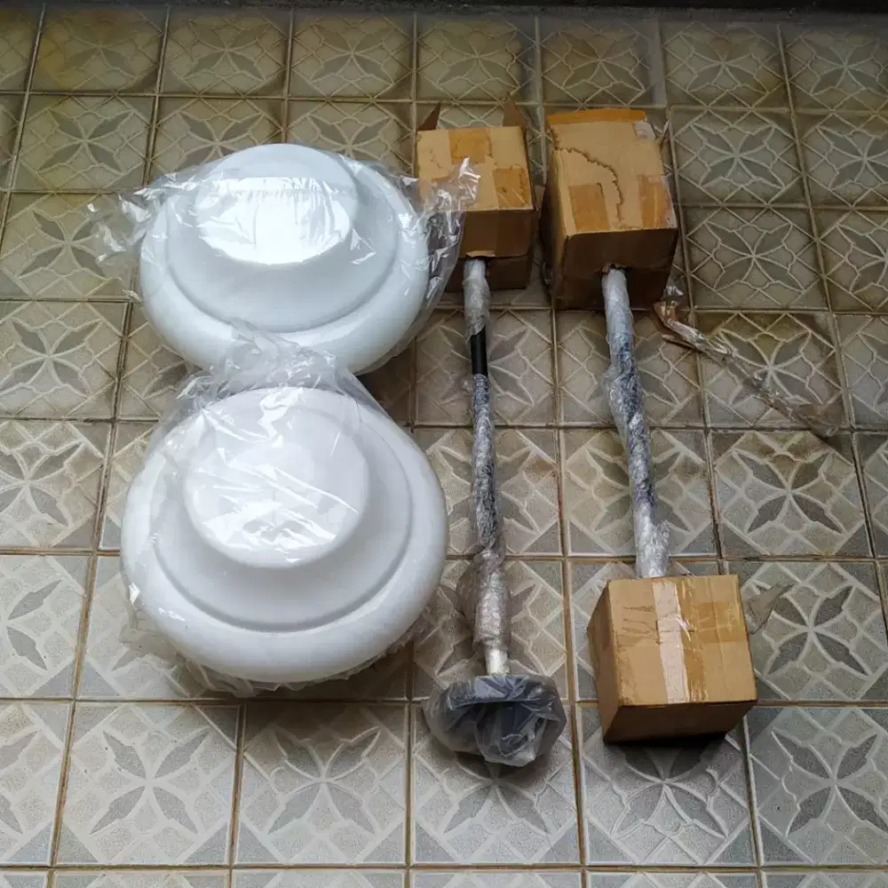 Kap lampu dengan tiang gantung kondisi baru.