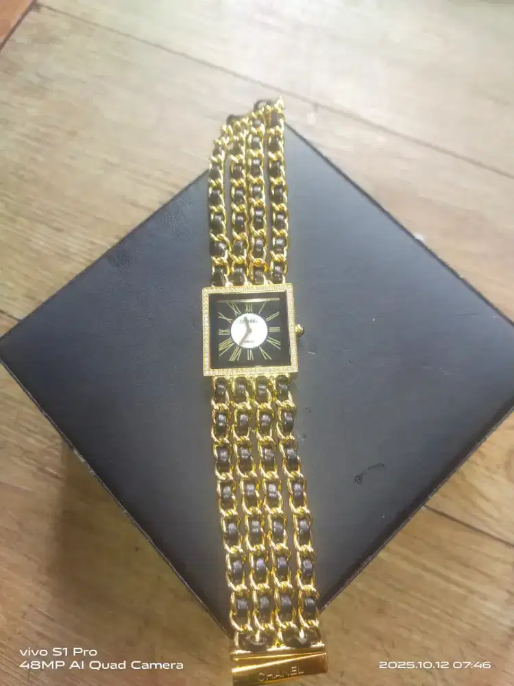 Jam tangan Chanel mondemoiselle