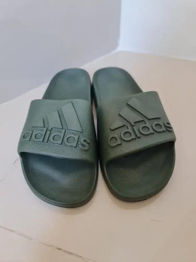 064. Sandal Adidas Pria Wanita Army

size: 39
insole: 24.5