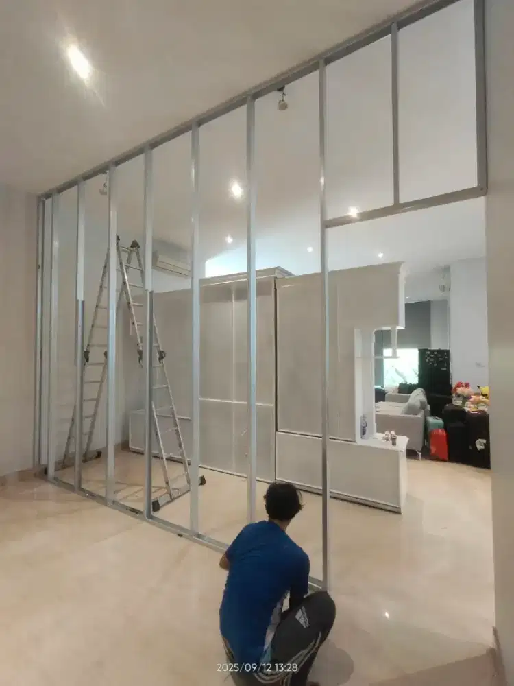 Dekor gypsum penyeket ruangan kantor jasa pasang partisi dan molding