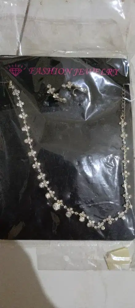 Aksesoris kalung dan anting untuk pesta.