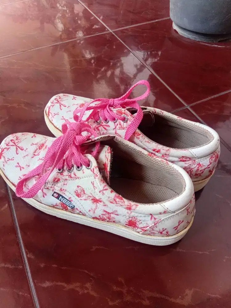 Sepatu Olahraga Wanita Ukuran 36