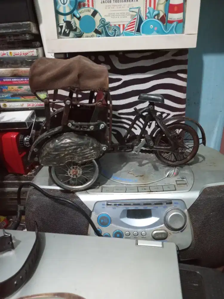 Becak miniatur pajangan antii
