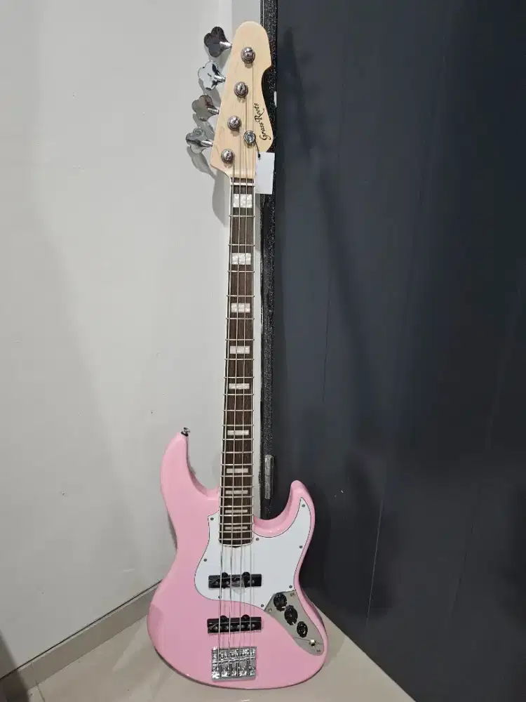 Gitar bass bekas blm pernah dipakai
