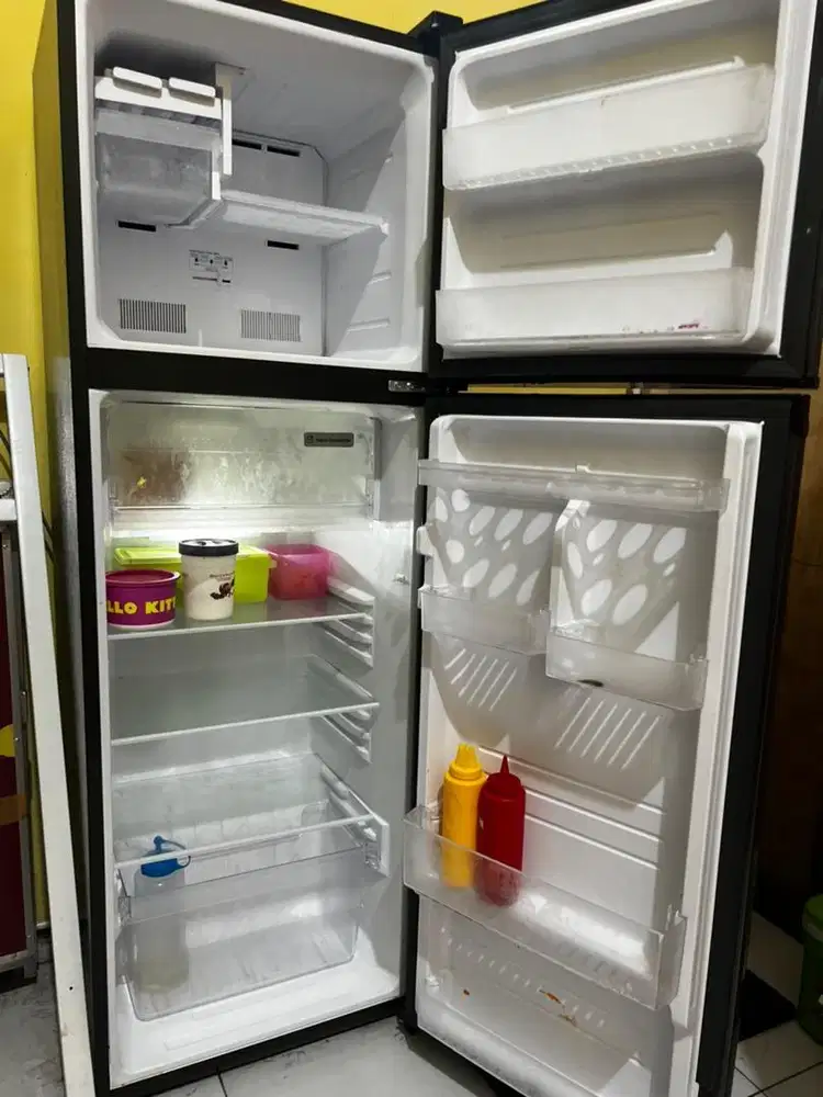 Kulkas Second rasa Baru Merk Sharp 2 Pintu