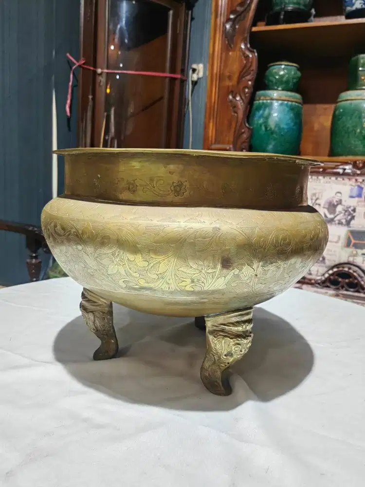 Tempat Bunga / Tempat Dupa Jumbo Kuningan Ukir