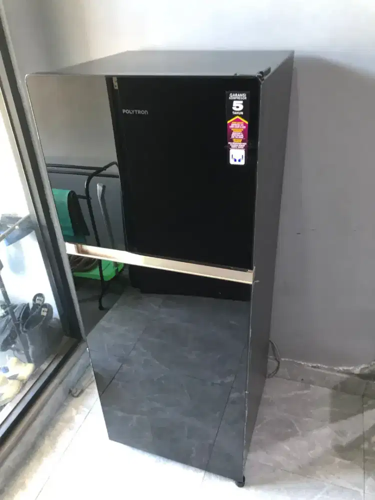 Di jual cepat kulkas 2 pintu Polytron 240L T 150.9 pemakaian 1Thn