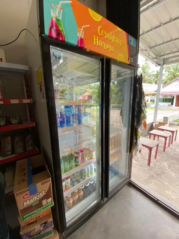 Showcase dua pintu merek rsa