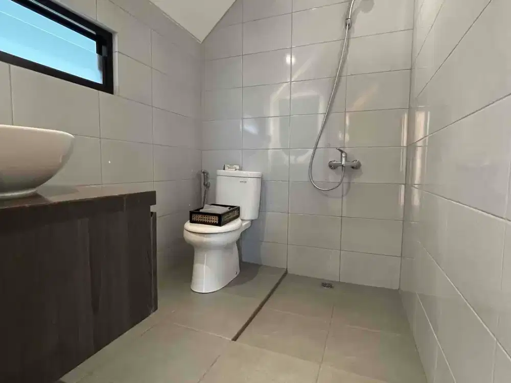 Rumah Hook 3 Lantai View Danau Crown Gading