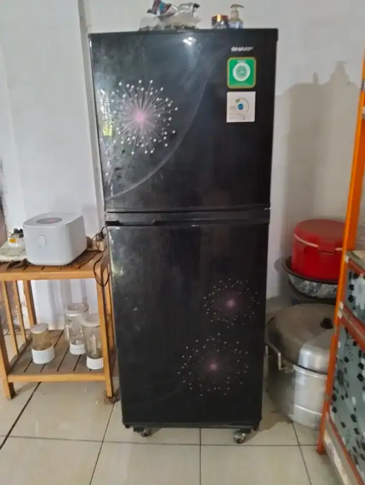 Dijual Kulkas Sharp 2 pintu harga 2jt nego, masih mulus dan bagus