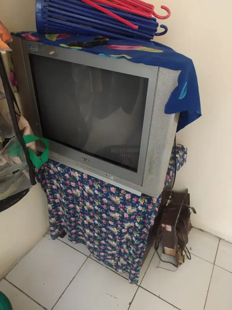 TV tabung dan kipas air