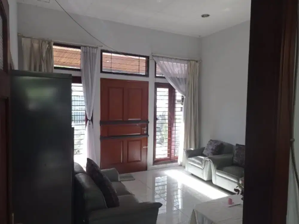 rumah lama terawat di sayap riau bandung