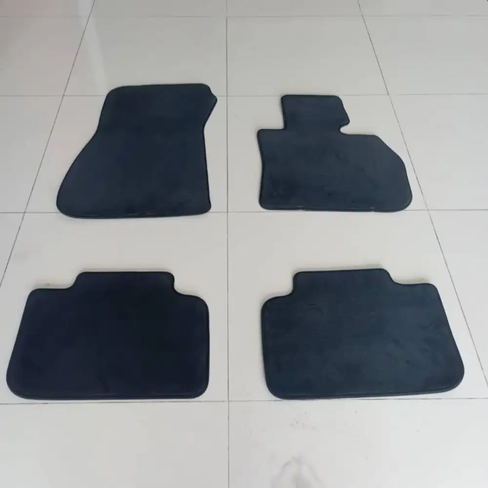 Karpet Lantai Mobil Original BMW X1 F48 – Set 4 Pcs (Depan & Belakang)