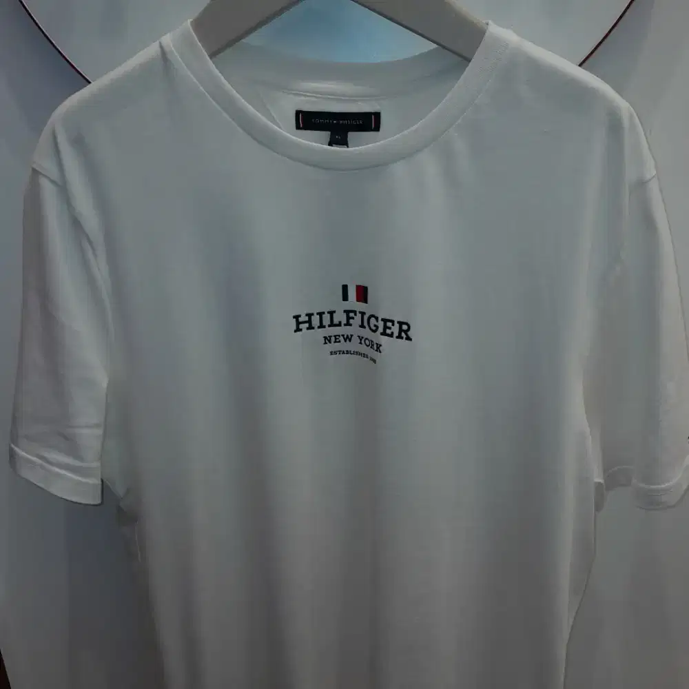 Kaos atasan hilfiger