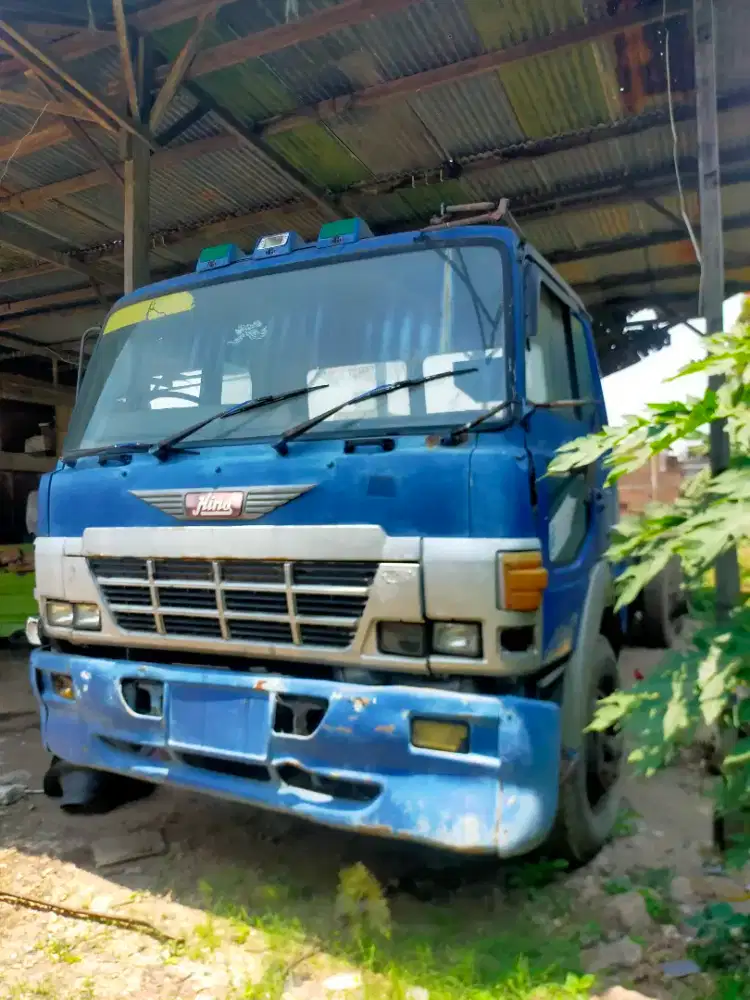 Truk Hino biru 1997