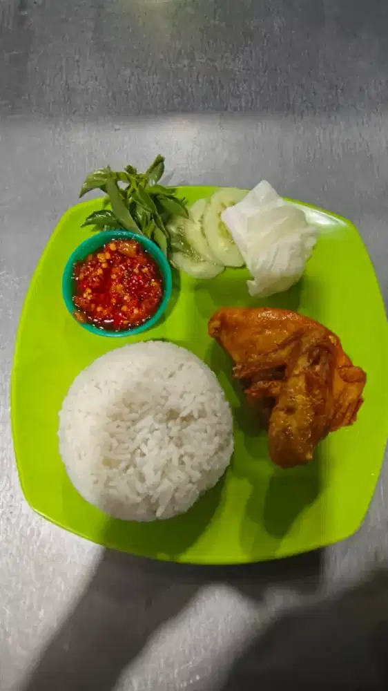 LALAPAN SAMBAL PEDAS , SAMBAL MATENG . DIJAMIN ENAK