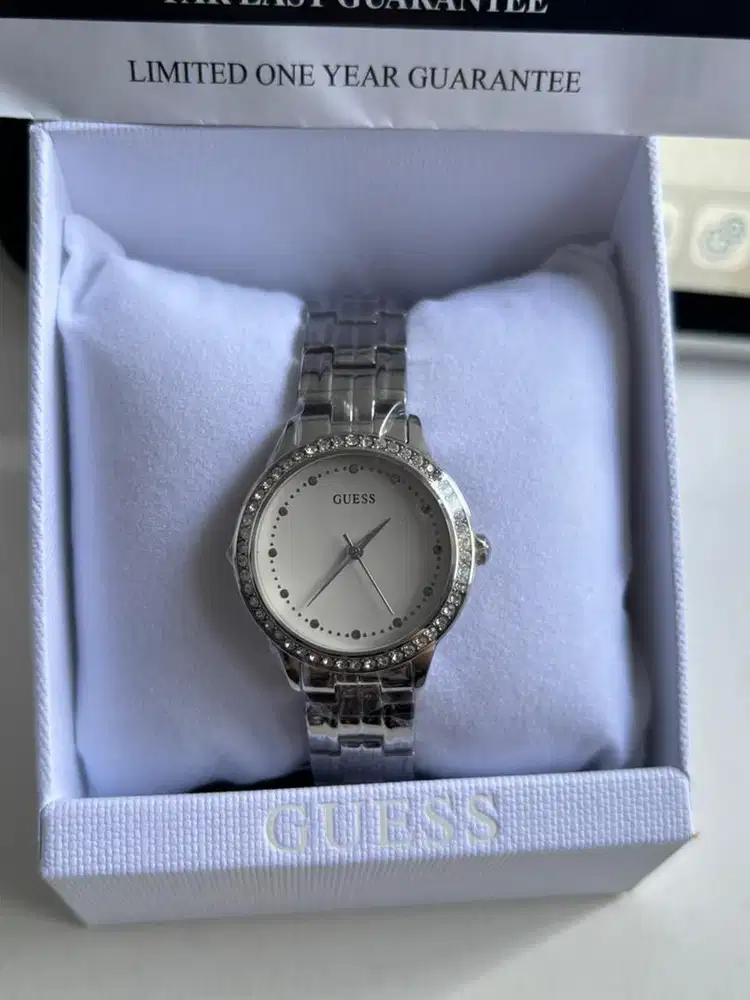 Jam Tangan GUESS model W1209L1 (Chelsea series).