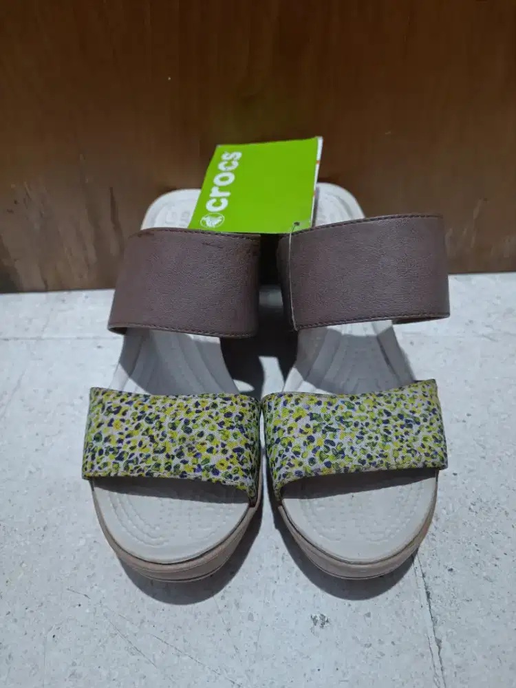 Sendal crocs cewek original (baru bukan bekas)