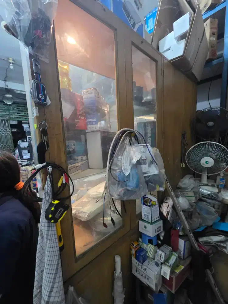 Showcase Lemari Kaca Kayu