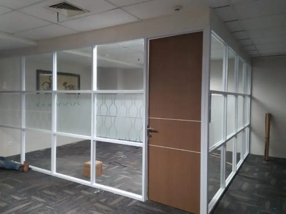 Partisi kaca aluminium