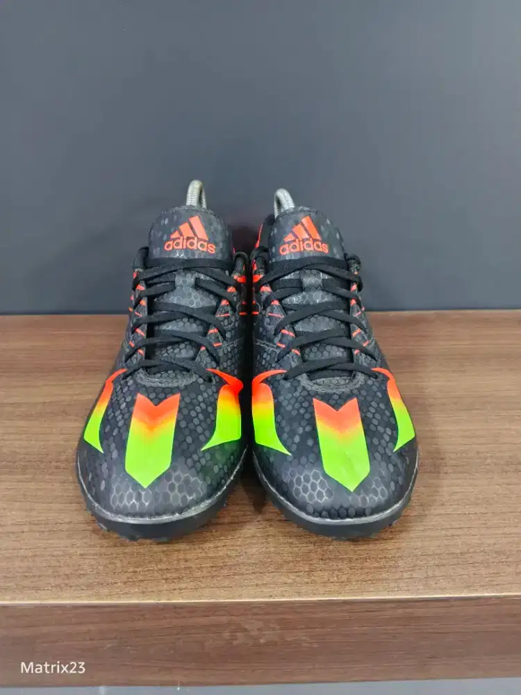 Sepatu second mini soccer lapangan sintetis